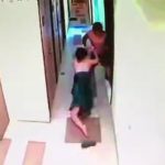 裸の女を部屋に引きずり込む男の動画。