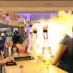 火を使ったカクテルのパフォーマンスで顔に火傷を負う女性の動画。