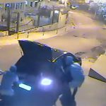 車のトランクから引きずり出された女性、射殺される動画。