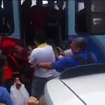 【閲覧注意】バスで女性に暴行した男、周囲にいた男たちに殴り殺される動画。