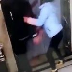 酔っ払った男、エレベーターのドアを蹴り破って落下する動画。