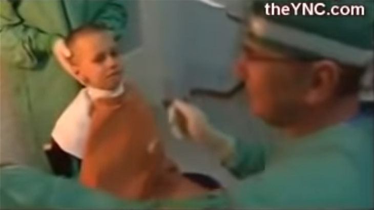 【閲覧注意】これは麻酔なし？子供の扁桃腺を切除するグロ動画。