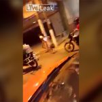 2人の犯罪者、罰として下半身丸出しで走らされる動画。