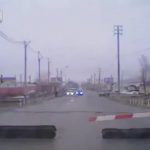 ヘッドフォンしながら歩いていた女性、電車に気づかず轢かれてしまう動画。