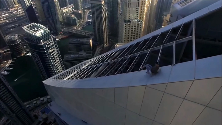 いつか死ぬと思う。超高層ビルの斜面を滑り落ちる男の動画。