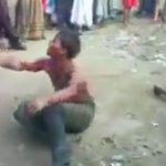 6歳の子供をレイプした男、木材で殴り殺される動画。