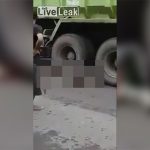 【閲覧注意】トラックの車輪で体が真っ二つになってしまった女性のグロ動画。