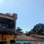 飛び降り自殺者を助けようとして逆に突き落とされる動画。