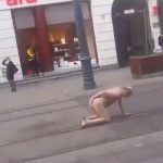 こいつは本物の変態だ。街中で自分のウンコを食べる男のグロ動画。