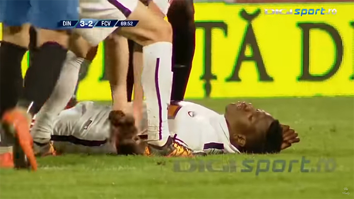 サッカーの試合中に突然死んでしまった選手の動画。