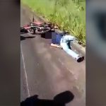 【閲覧注意】恐ろしいバイク事故現場。頭だけ数十メートル吹き飛んでしまったグロ動画。