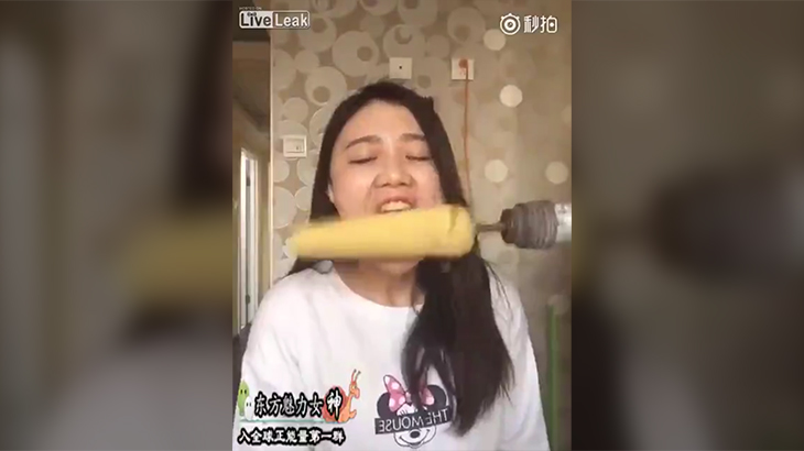 ドリルでトウモロコシを食べようとした女の子、悲惨な結果に。