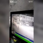 【閲覧注意】小さな女の子、トラックに轢かれて首が引きちぎられてしまうグロ動画。