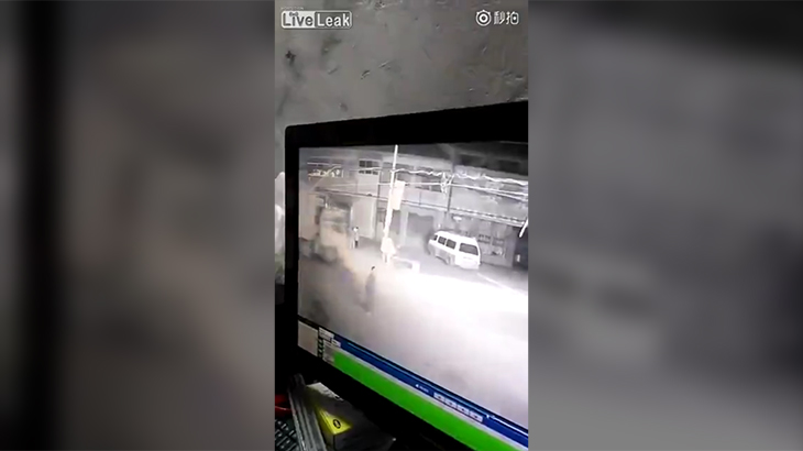 【閲覧注意】小さな女の子、トラックに轢かれて首が引きちぎられてしまうグロ動画。