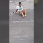 彼氏の浮気相手に車で轢かれてしまう女性の動画。