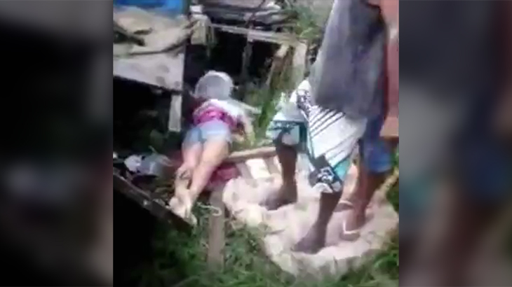 Facebook上にて魔女だと疑われた女性、リンチされる動画。