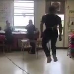 猫の解剖中、腸で縄跳びし始める生徒たちの動画。