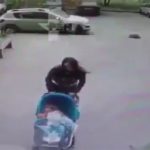 ベビーカーを押す女性、コンクリートが頭にぶつかり死亡する動画。