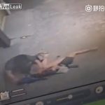 中国の強盗、ためらいもなく女性を刺し殺す動画。