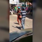 【閲覧注意】ナイフでの殺し合い。心臓を刺されて倒れる男のグロ動画。