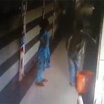 口論の末、彼女の首をナイフで切る男の動画。