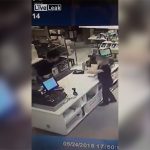 【男性閲覧注意】女性店員の前で自分のアソコを切り落とすグロ動画。