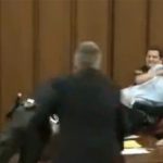 18歳の娘を殺された父親、裁判所で容疑者に襲いかかる動画。