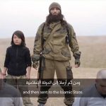 【閲覧注意】10歳の子供が銃で2人の男を殺すグロ動画。