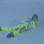 【閲覧注意】スキー競技中、股が裂けて死亡する選手のグロ動画。