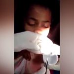 【閲覧注意】小さな女の子の歯茎から大量のウジ虫を摘出するグロ動画。