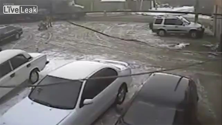 女にフラれた直後、トラックに轢かれて自殺する男の動画。