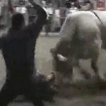 【閲覧注意】ロデオ中の事故。牛に顔を抉られて死亡するグロ動画。