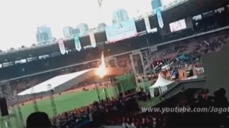 スタジアムにて、自身に火をつけて飛び降り自殺をする男の動画。