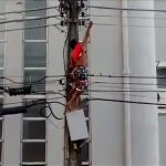 抗議活動中の男性、感電死する動画。