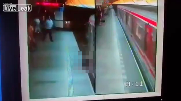 【閲覧注意】地下鉄で飛び込み自殺。ホームと電車に挟まれ即死したグロ動画。