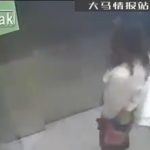 エレベーター内で我慢できなくなった女、やってしまう動画。