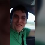 170kmの車でハンドルから手を離す男、直後に事故る動画。