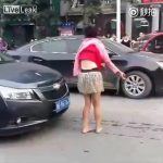 当たり屋行為を繰り返す女の子、演技が下手すぎる動画。