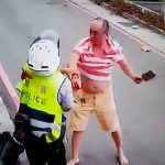 違反切符を1日に何回も切られた男、ブチ切れて警官を刃物で襲う動画。