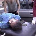 化学兵器を浴びてしまった男が苦しむ様子が恐ろしい動画。