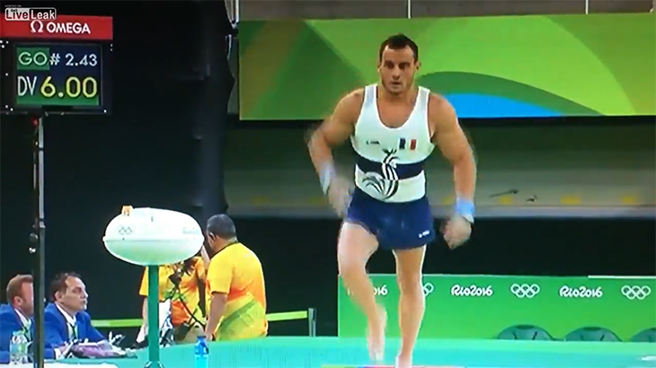 【閲覧注意】体操選手が着地に失敗して脚を骨折するグロ動画。