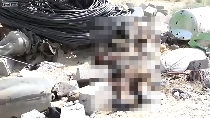 【閲覧注意】ISIS、イラク空軍の爆撃1発で一網打尽にされるグロ動画。