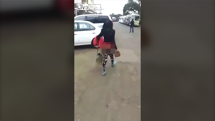 アフリカのイカれた女、アソコを見せながら車を破壊する動画。