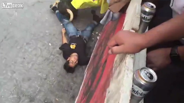 【閲覧注意】牛追い祭りにて、男が牛に殺される至近距離のグロ動画。