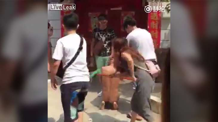 犬を虐待していた男、動物愛護団体からリンチを受ける。