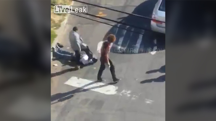 街中での喧嘩。明らかに殺そうとしてるやり過ぎなリンチ。