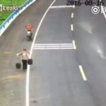 田んぼの肥料である “うんこ” を運ぶ女性、悲惨なことに。