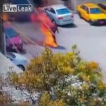 火だるまになり走り回る男性の映像が恐ろしい。