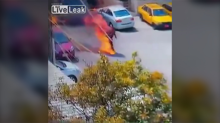 火だるまになり走り回る男性の映像が恐ろしい。