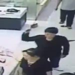 狂った男、理由もなく女性を襲う様子が怖すぎる。